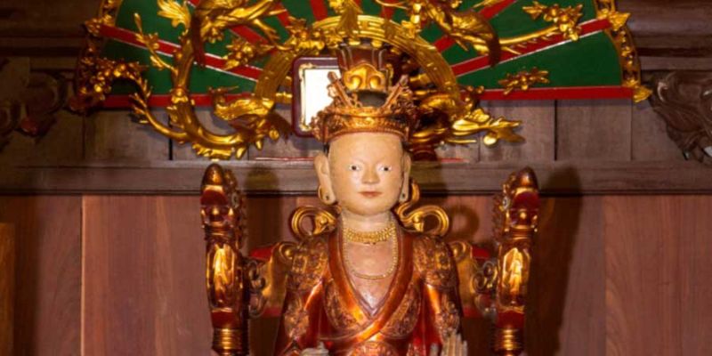 Trong đền lưu giữ nhiều cổ vật giá trị