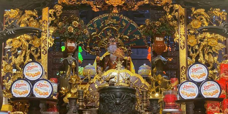 Trong đền hiện đang thờ Quốc Mẫu Âu Cơ