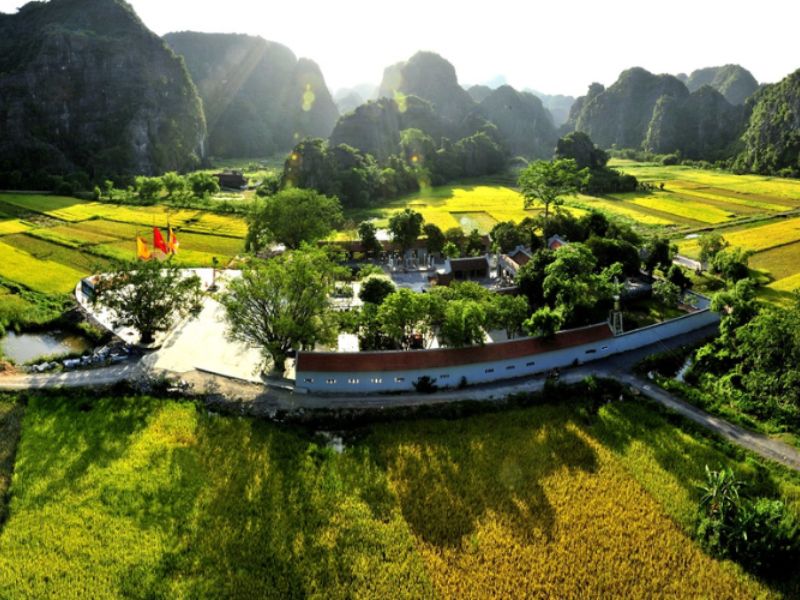 Ngồi thuyền đi theo lối đường thủy vào đền