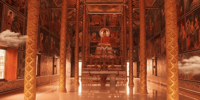 Đền thờ chánh điện với hình ảnh Đức Phật linh thiêng