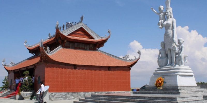 Đền thờ Lạc Long Quân và bức tượng Mẹ thiêng liêng