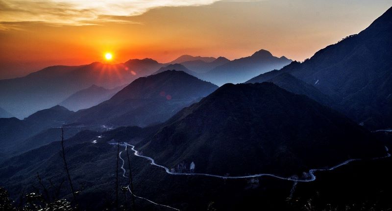 Đón hoàng hôn trên đỉnh đèo