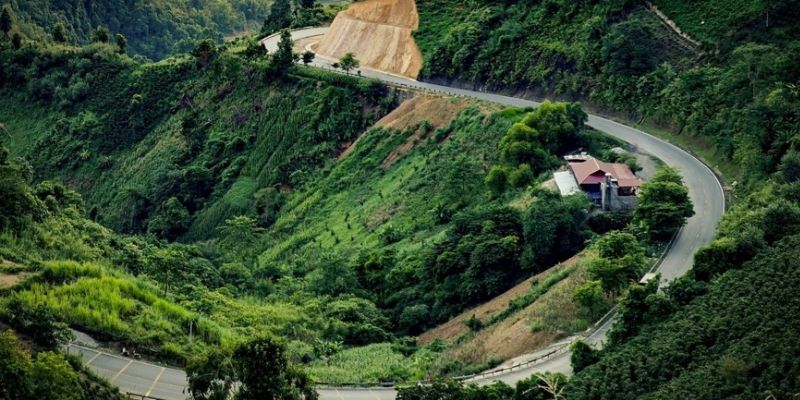 Cung đường đèo uốn lượn giữa núi rừng Tây Bắc