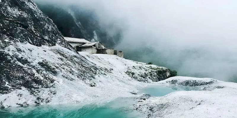 Đèo được bao quanh với đá trắng và vách vôi