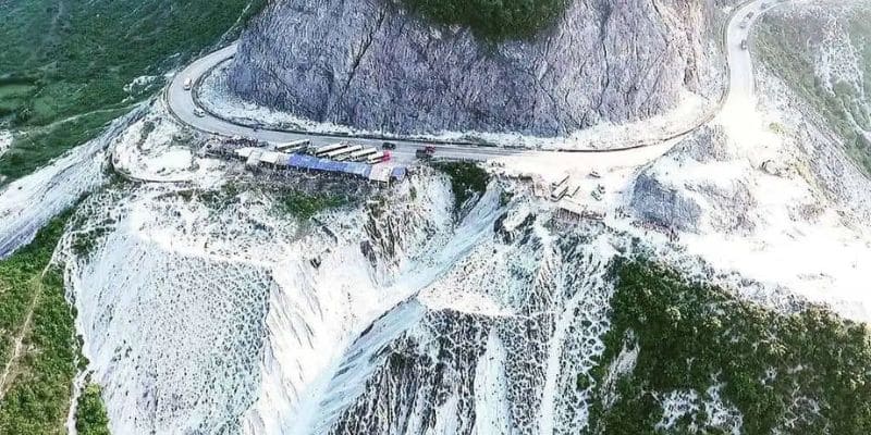 Đèo Thung Khe với lớp đá trắng ảo diệu