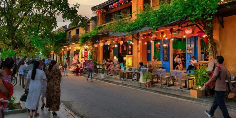Đi bộ là lựa chọn lý tưởng để thưởng thức vẻ đẹp cổ kính của Hội An
