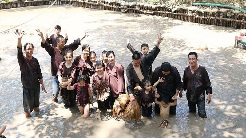 Đi chơi ngoài trời nên du khách chọn trang phục phù hợp