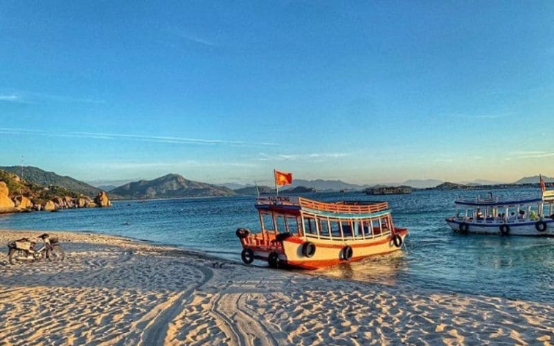 Di chuyển bằng thuyền qua đảo Bình Hưng