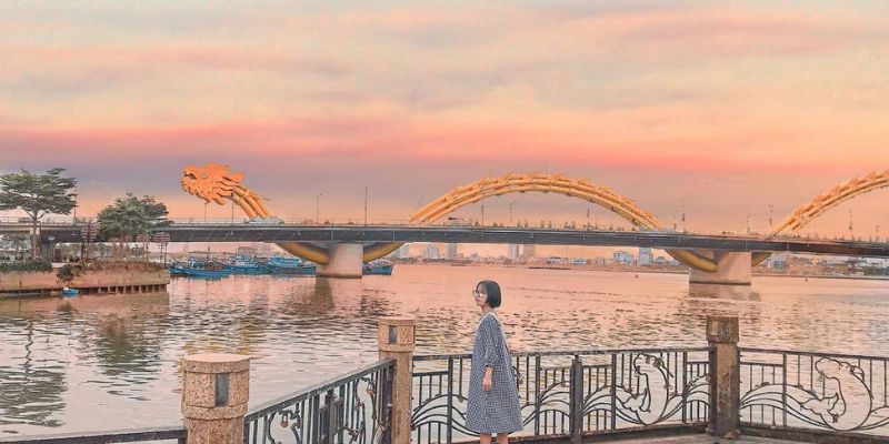 Chỉ cần vài phút di chuyển, bạn đã được check - in cây cầu biểu tượng Đà Nẵng
