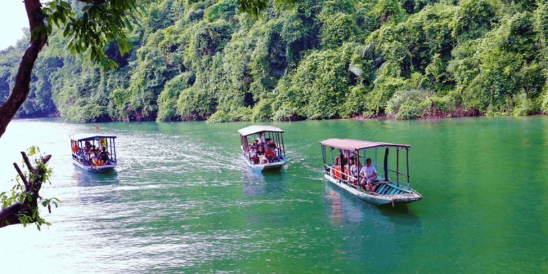 Di chuyển đến hồ Ba Bể bằng tour du lịch