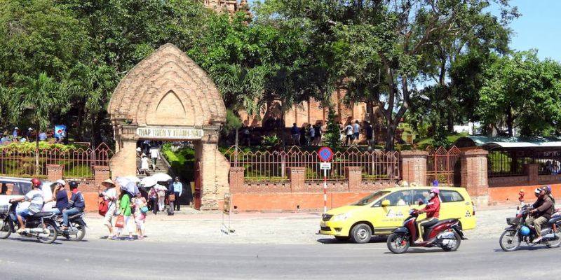 Chỉ cần đi dọc theo đường Trần Phú là đã có thể gặp quần thể Tháp Bà