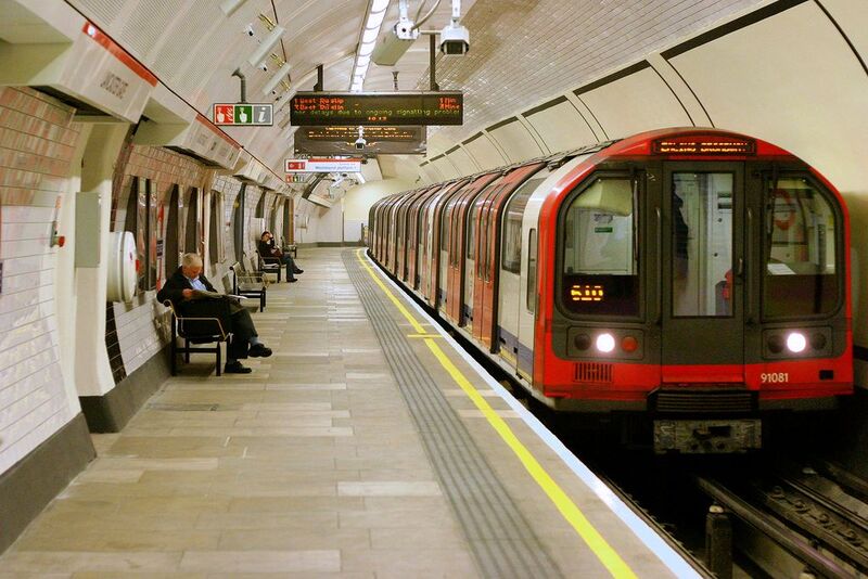 Di chuyển tiện lợi bằng tàu điện ngầm ở London