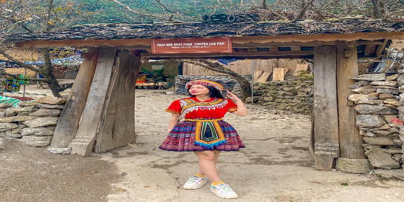 Hãy thuê trang phục dân tộc Tày tại chợ để trải nghiệm