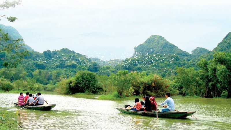 Đi thuyền trên mặt hồ ngắm cảnh xung quanh