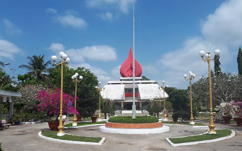 Làng du kích Đồng Khởi là di tích lịch sử gắn liền với phong trào Đồng Khởi năm 1960.