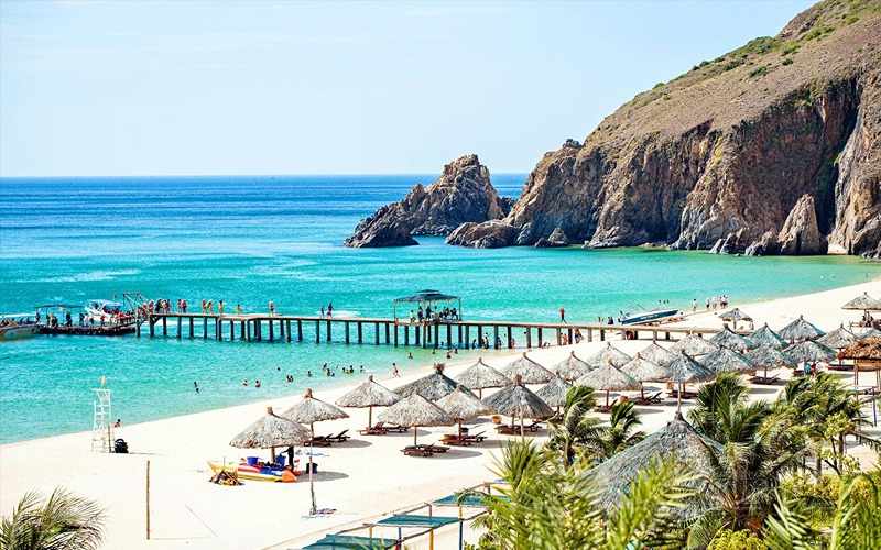 Kỳ Co là một bãi biển như thiên đường với nước biển xanh ngọc bích