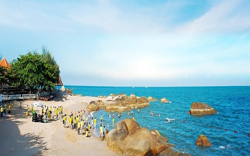 Tiếng sóng vỗ và gió biển mát lành tại bãi biển Khai Long