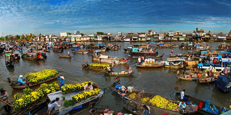 Chợ nổi Cái Răng là khu chợ để du khách mua sắm trên mặt nước bồng bềnh