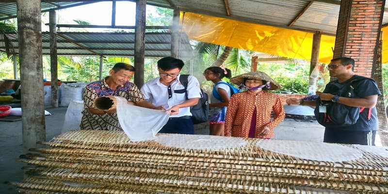 Du khách sẽ được chứng kiến, trải nghiệm làm ra sợi hủ tiếu tại lò