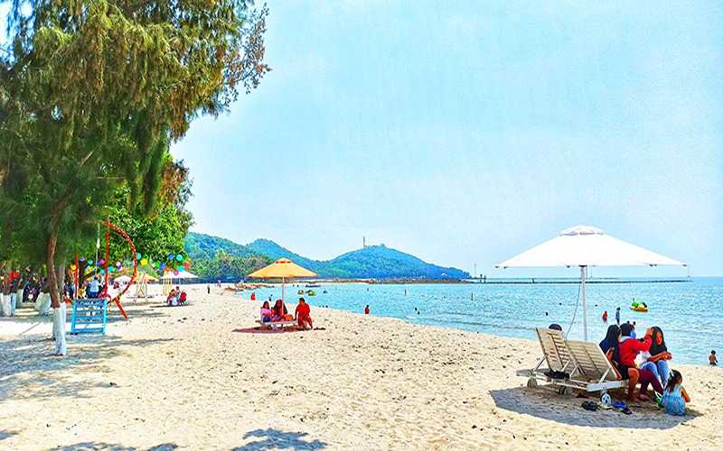 Bãi biển Mũi Nai là thiên đường biển với bãi cát nâu mịn