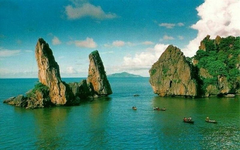 Hòn Chông nổi bật với chùa Hang và khối đá hòn Phụ Tử.