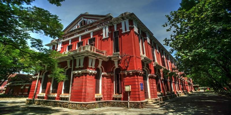 Trường học sở hữu lối thiết kế đặc trưng, thu hút khách du lịch.