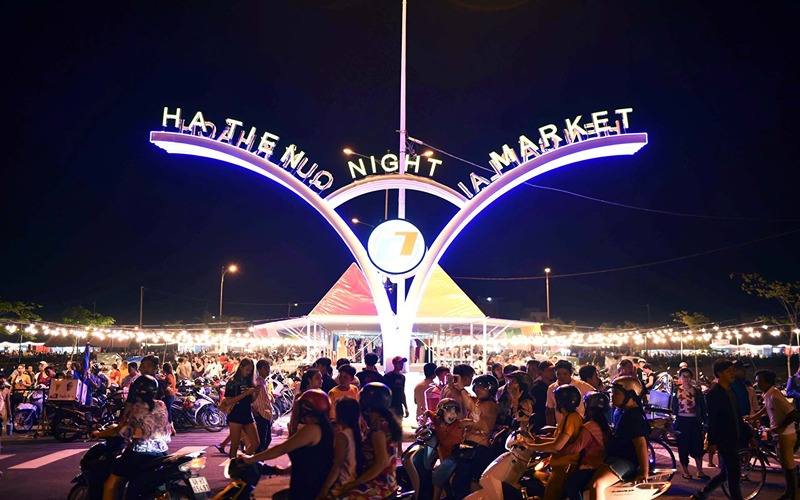 Chợ đêm Hà Tiên về đêm với ánh đèn rực rỡ và mùi hải sản nướng lan tỏa.