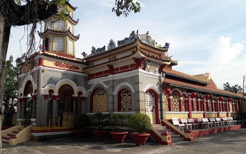 Chùa Tam Bảo không gian tĩnh lặng làm lòng nhẹ nhàng.