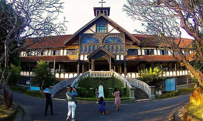 Tòa Giám mục là sự kết hợp hài hòa giữa kiến trúc phương Tây và văn hóa bản địa.