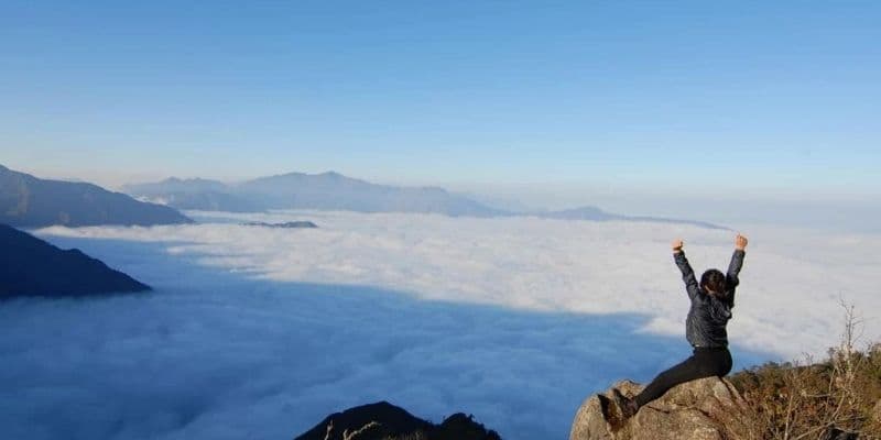 Leo lên đỉnh núi để checkin săn mây