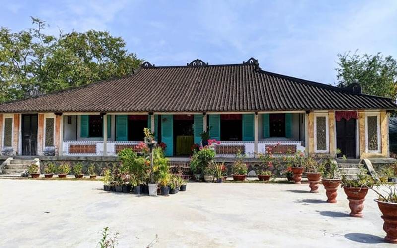 Nhà trăm cột vườn cây xanh tạo không gian trang nghiêm