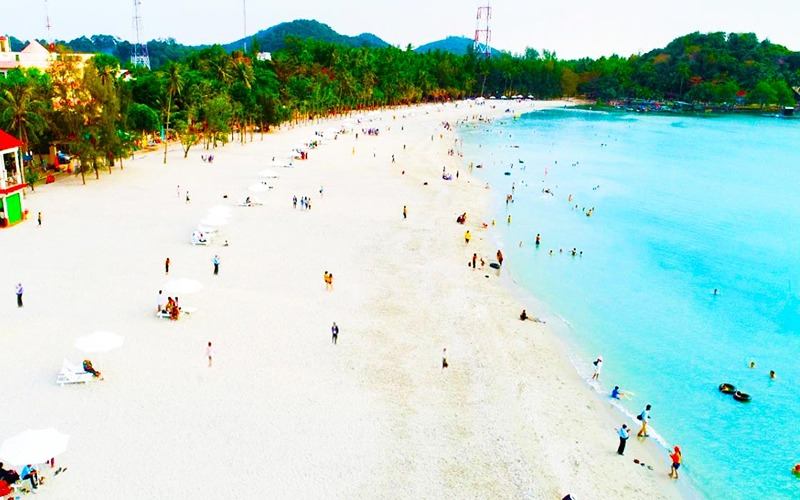 Biển Mũi Nai là dải lụa xanh biếc, nơi cát mịn ôm lấy sóng biển dịu dàng