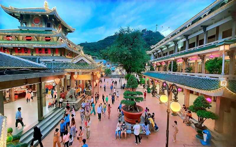 Chùa Bà Châu Đốc với kiến trúc rực rỡ và hương khói nghi ngút.