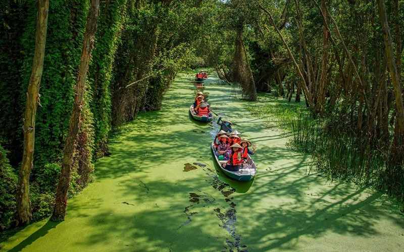 Làng nổi Tân Lập hiện lên như một thế giới biệt lập