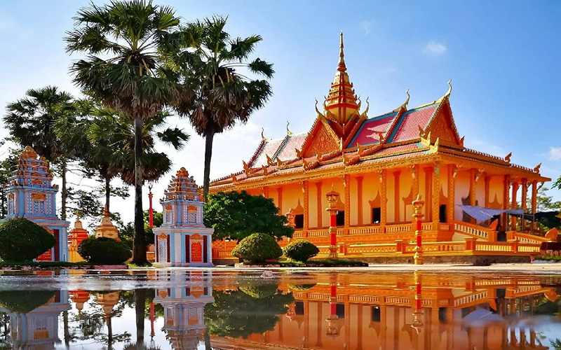 Chùa Xiêm Cán là kiệt tác Khmer với mái tháp vàng rực rỡ dưới nắng trời