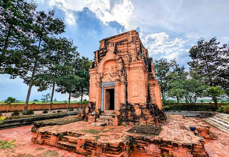 Tháp cổ Chót Mạt là ngọn tháp gạch đỏ đứng sừng sững giữa cánh đồng.