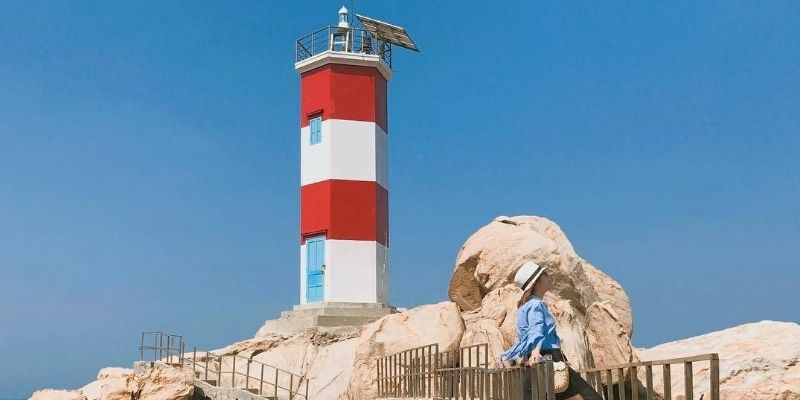 Hải đăng Gành Đèn rất gần với Ghềnh đá đĩa