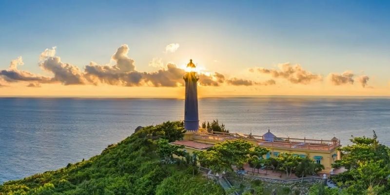 Khung cảnh rất Ghibli tại hải đăng Đại Lãnh