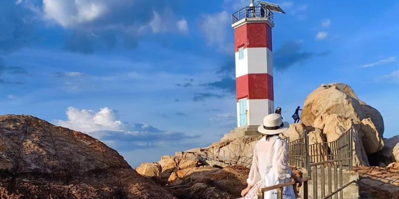 Hải đăng Gành đèn nổi bật giữa trời xanh