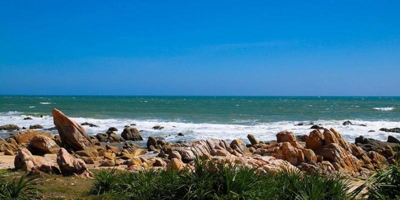 Bãi Đá Nhảy đẹp tự nhiên, nước trong vắt