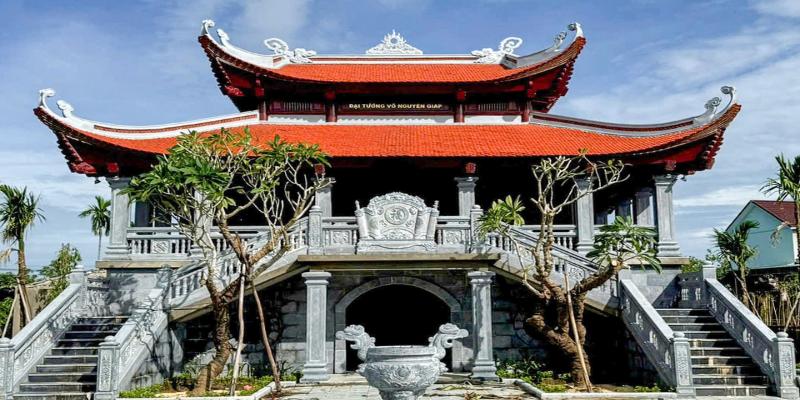 Du khách dâng hương để tưởng nhớ Đại tướng