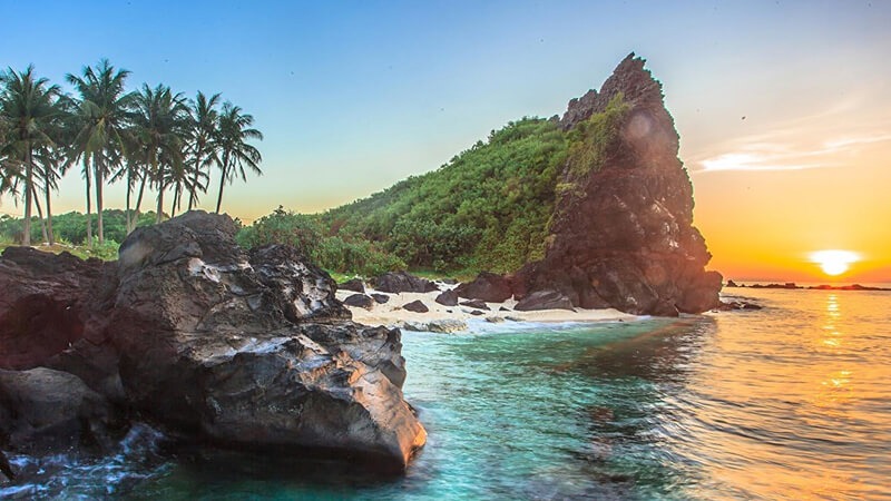 Đảo Lý Sơn là nơi biển xanh trong vắt ôm lấy những vách đá đen huyền bí