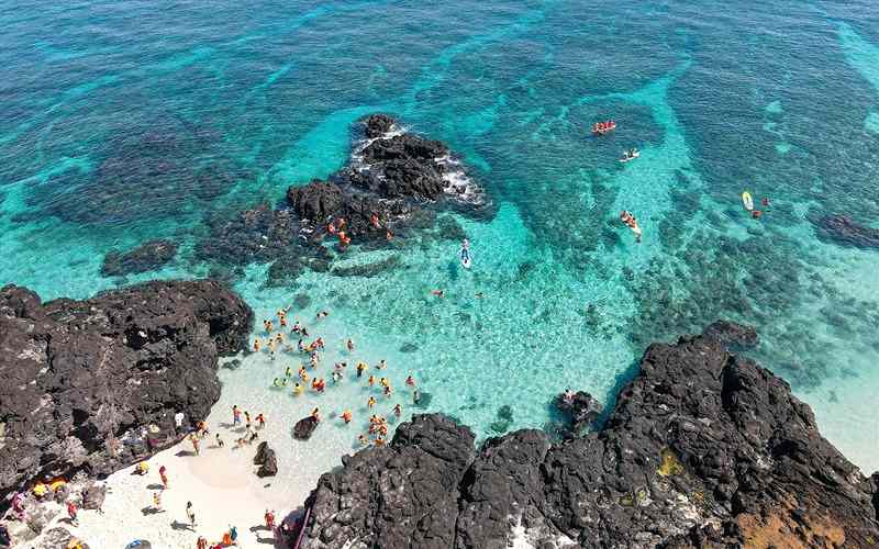 Đảo Bé với bãi biển trong suốt và những rạn san hô rực rỡ