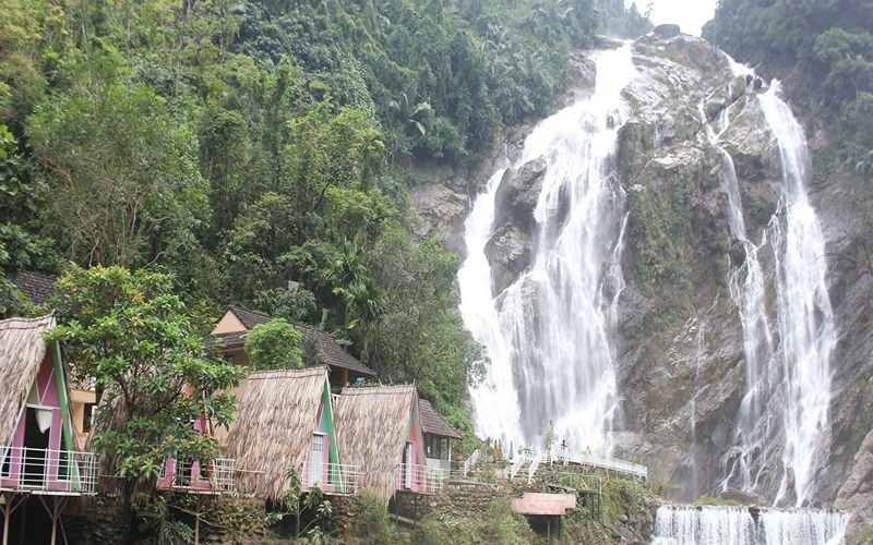 Thác Trắng là một dòng thác bạc đổ từ vách đá cao