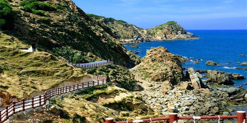 Eo Gió nằm giữa hai dãy núi đá vươn mình ra biển