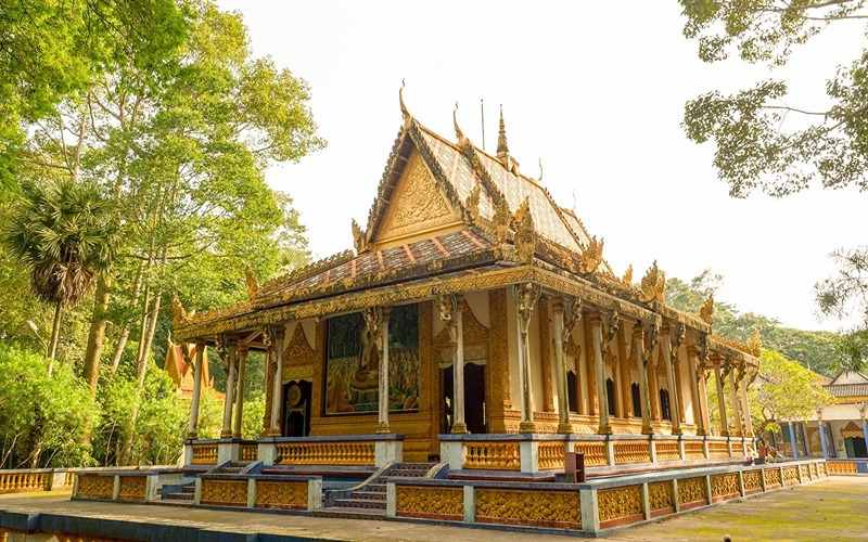 Ánh hoàng hôn buông xuống chùa Dơi mang đến cảm giác thanh tịnh