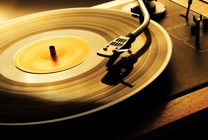 Mua đĩa CD nhạc cổ điển về làm quà trong chuyến đi Pháp