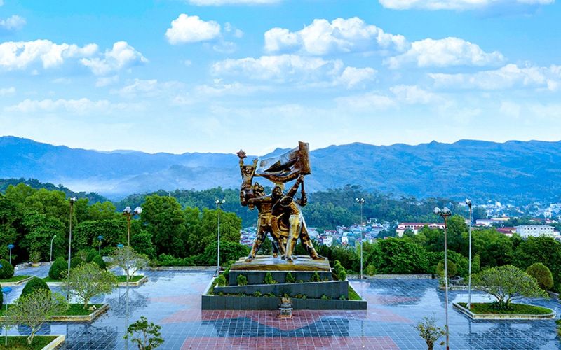 Điện Biên Phủ cách Hà Nội 450km