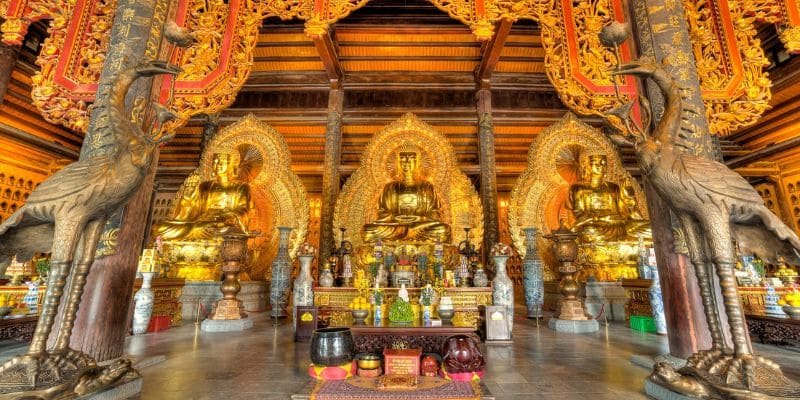 Điện Tam Thế thờ ba tượng Phật tượng trưng cho quá khứ, hiện tại, tương lai