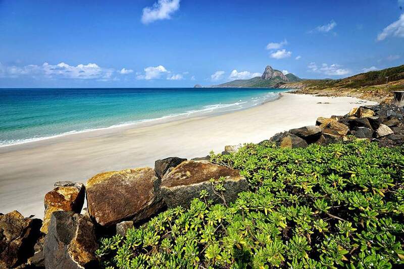 Bãi Nhát mang vẻ đẹp hoang sơ nằm gần Dinh Chúa Đảo